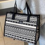 Tote large capacity 2025 new shoulder bag for women commuting canvas hand-held shopping bag for outing travel commuting bag